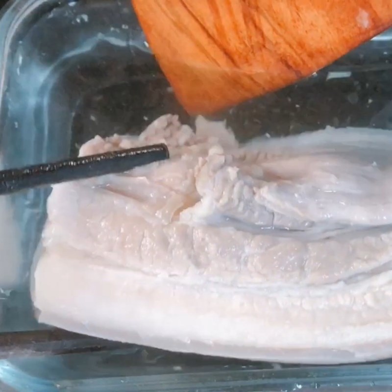 Bước 3 Ngâm và làm giòn bì thịt Thịt rán ngũ vị hương