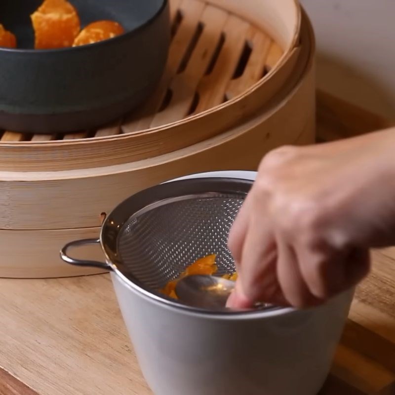 Bước 2 Nghiền trứng muối Bánh bông tuyết