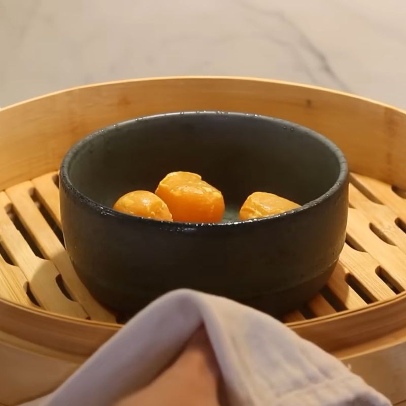 Bước 2 Nghiền trứng muối Bánh bông tuyết