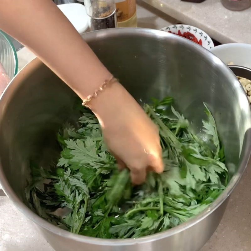 Bước 3 Nhồi ngải cứu vào gà và sắp xếp nguyên liệu Gà hầm ngải cứu hạt sen