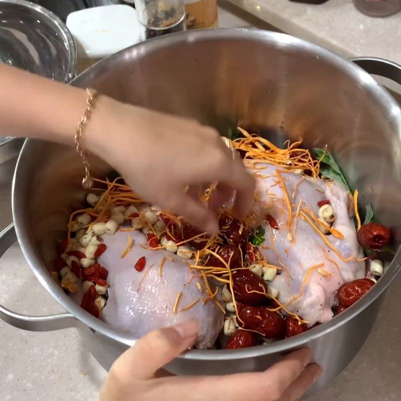 Bước 3 Nhồi ngải cứu vào gà và sắp xếp nguyên liệu Gà hầm ngải cứu hạt sen