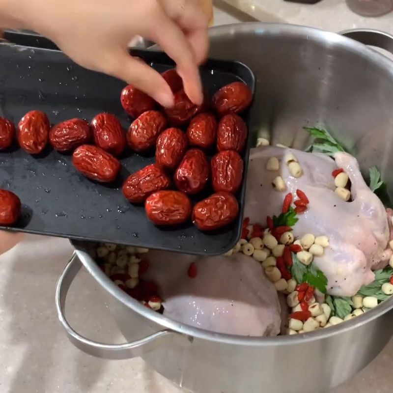 Bước 3 Nhồi ngải cứu vào gà và sắp xếp nguyên liệu Gà hầm ngải cứu hạt sen