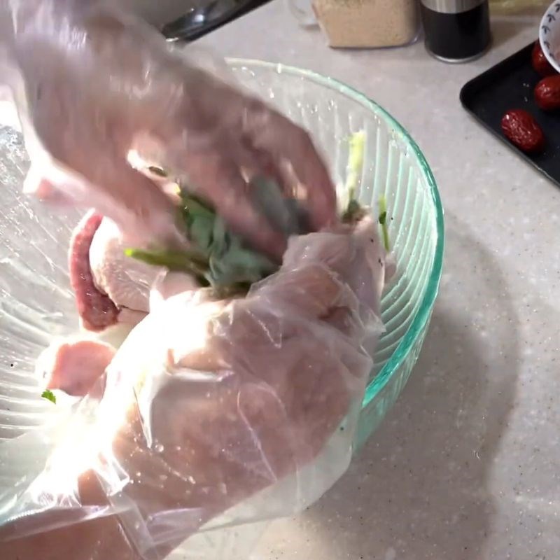 Bước 3 Nhồi ngải cứu vào gà và sắp xếp nguyên liệu Gà hầm ngải cứu hạt sen