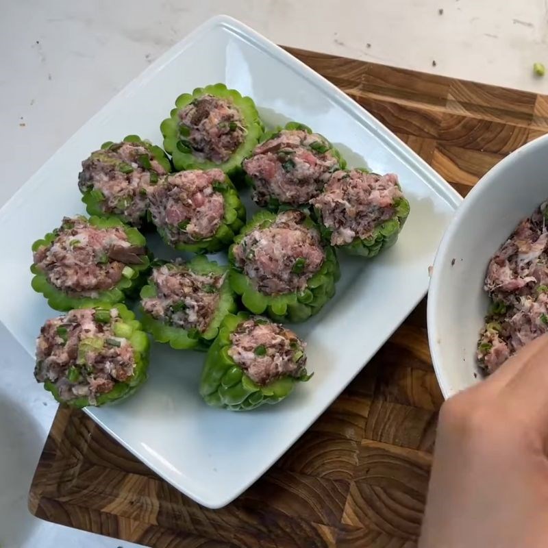 Bước 4 Nhồi thịt vào mướp đắng Mướp đắng nhồi thịt hấp