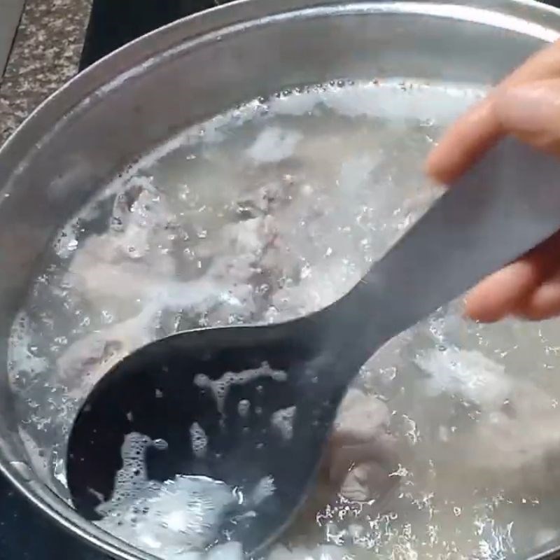 Bước 5 Ninh canh sườn chua dứa Canh sườn chua với dứa