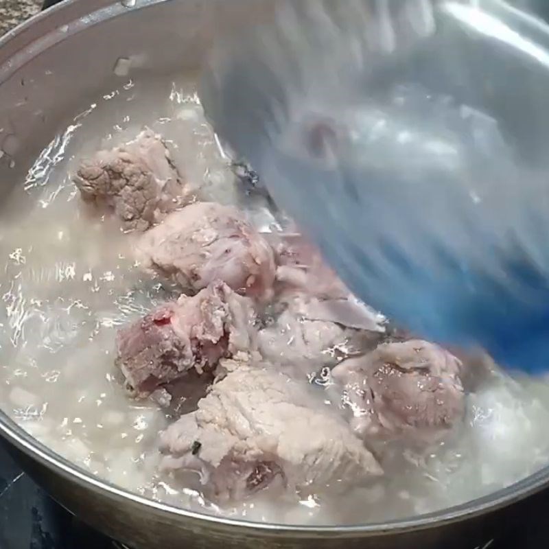 Bước 5 Ninh canh sườn chua dứa Canh sườn chua với dứa