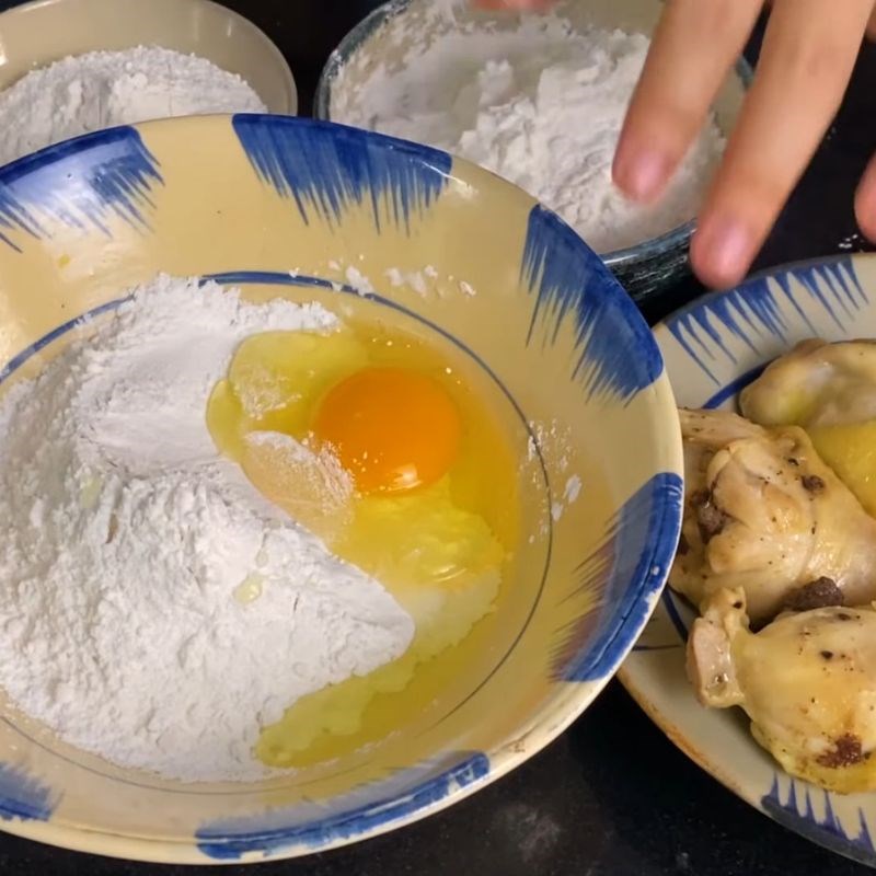 Bước 3 Pha bột ướt chuẩn vị Đùi gà chiên giòn