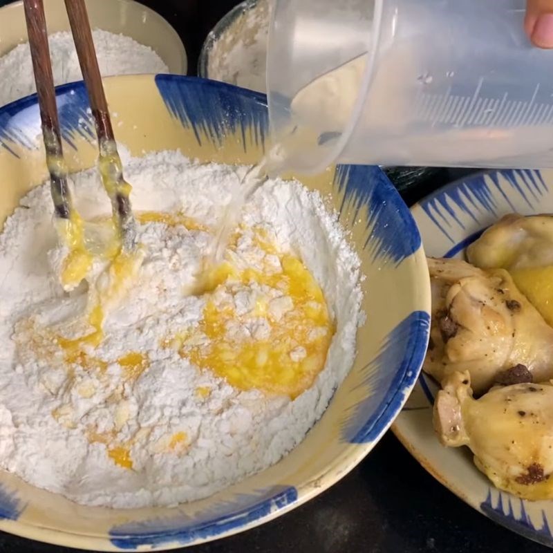 Bước 3 Pha bột ướt chuẩn vị Đùi gà chiên giòn