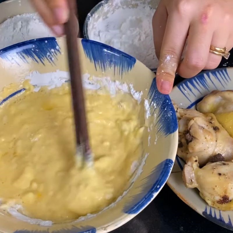 Bước 3 Pha bột ướt chuẩn vị Đùi gà chiên giòn