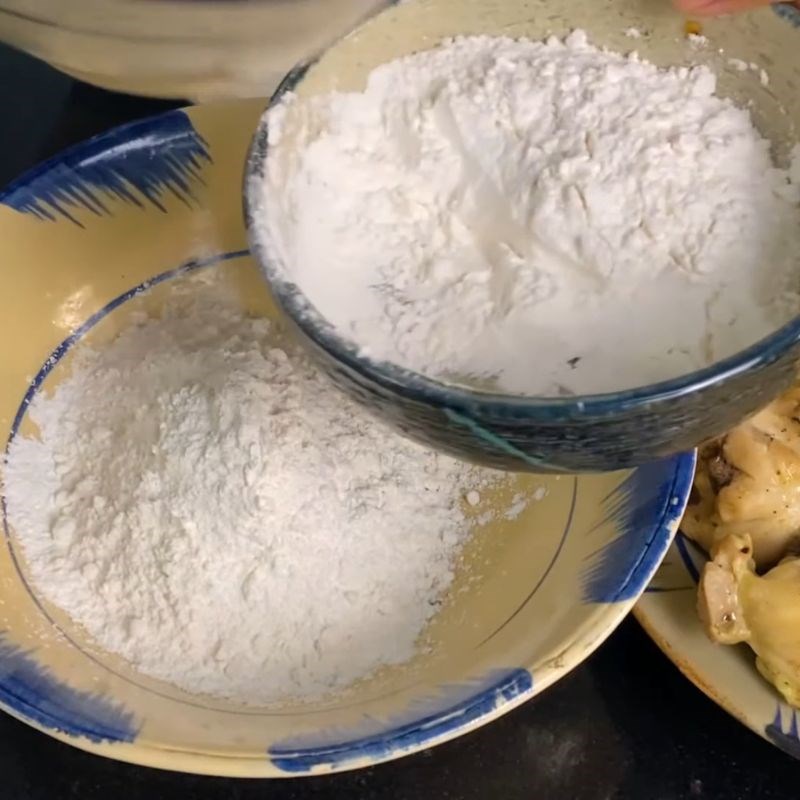 Bước 3 Pha bột ướt chuẩn vị Đùi gà chiên giòn