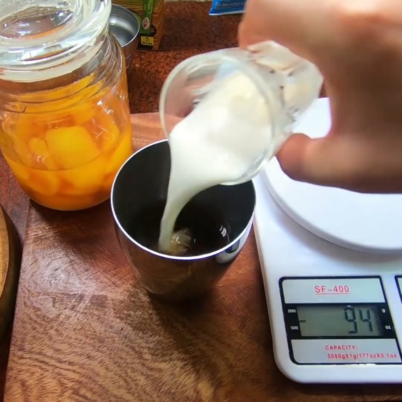 Bước 2 Pha chế trà sữa hương đào Trà đào sữa