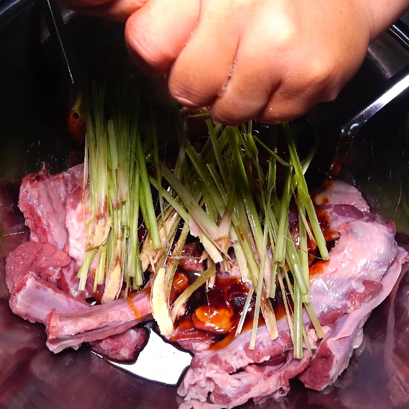 Bước 4 Pha gia vị ướp thịt nướng đậm đà Cách ướp thịt heo nướng ngon