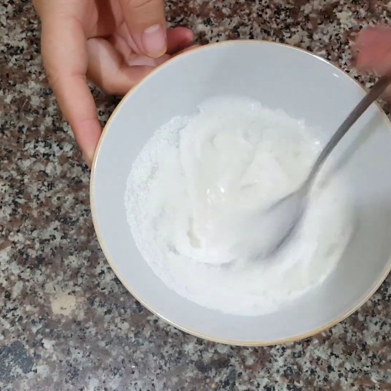 Bước 1 Pha hỗn hợp nước cốt dừa và gia vị Đậu phộng da cá cốt dừa