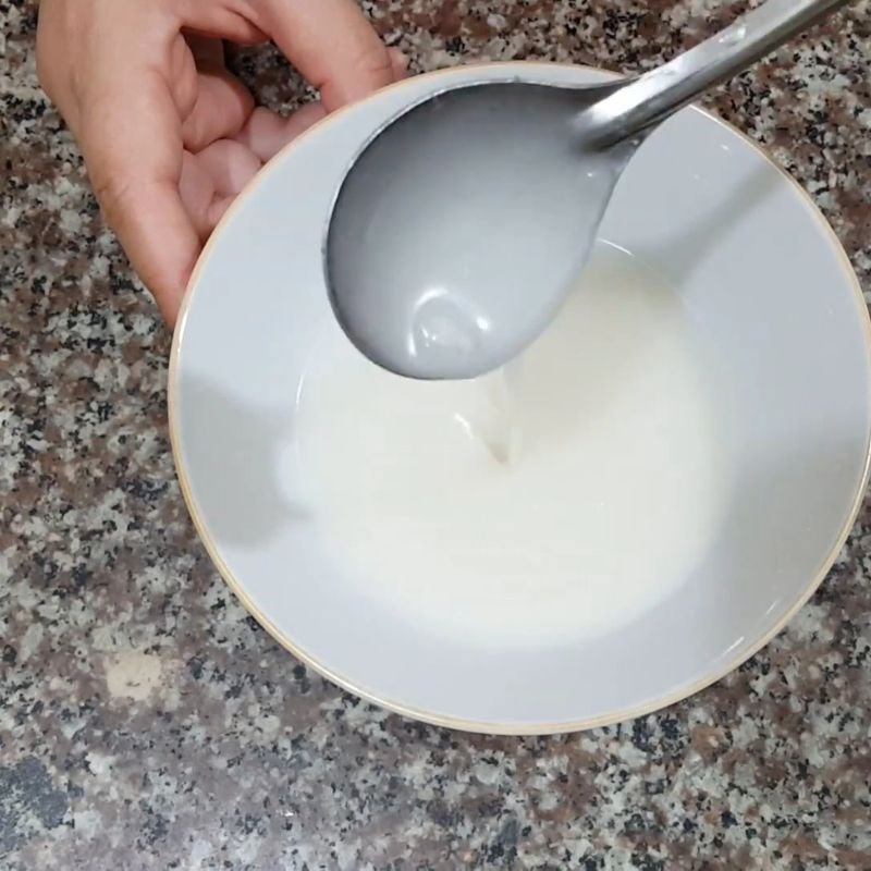 Bước 1 Pha hỗn hợp nước cốt dừa và gia vị Đậu phộng da cá cốt dừa