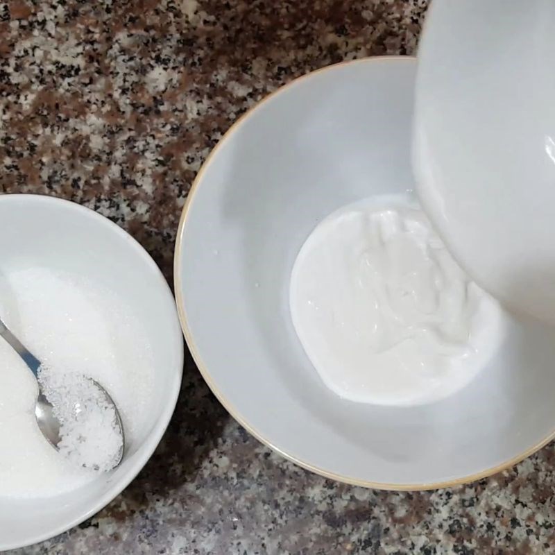 Bước 1 Pha hỗn hợp nước cốt dừa và gia vị Đậu phộng da cá cốt dừa