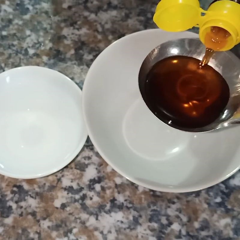Bước 1 Pha nước hãm tiết canh gà bằng nước mắm Tiết canh gà