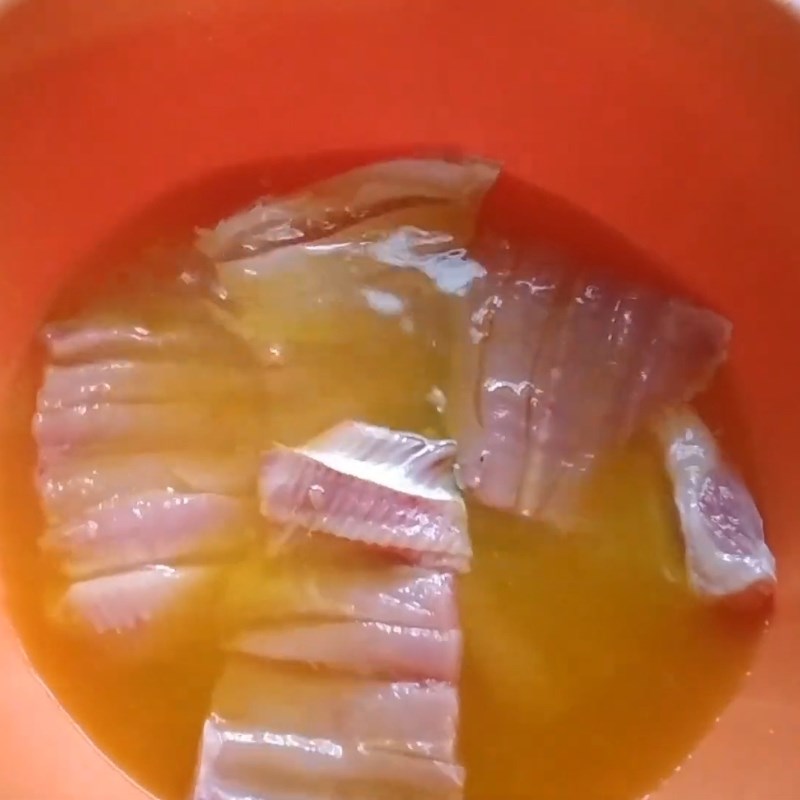 Bước 2 Pha nước muối và ướp muối cá tra qua đêm Khô cá tra