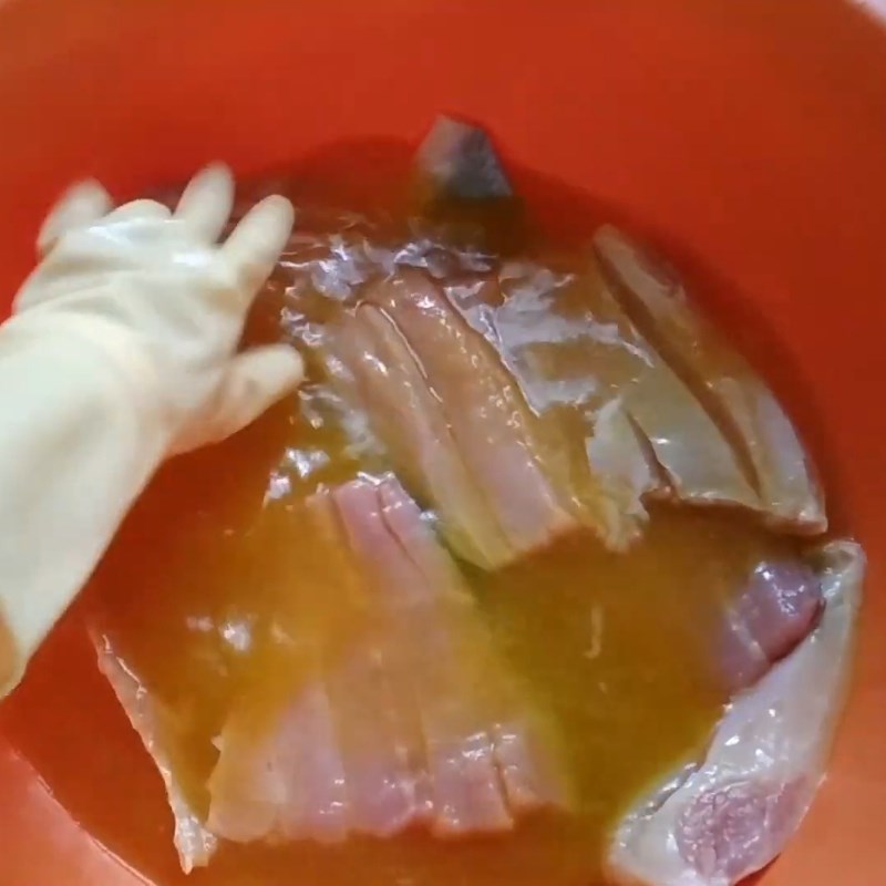 Bước 2 Pha nước muối và ướp muối cá tra qua đêm Khô cá tra