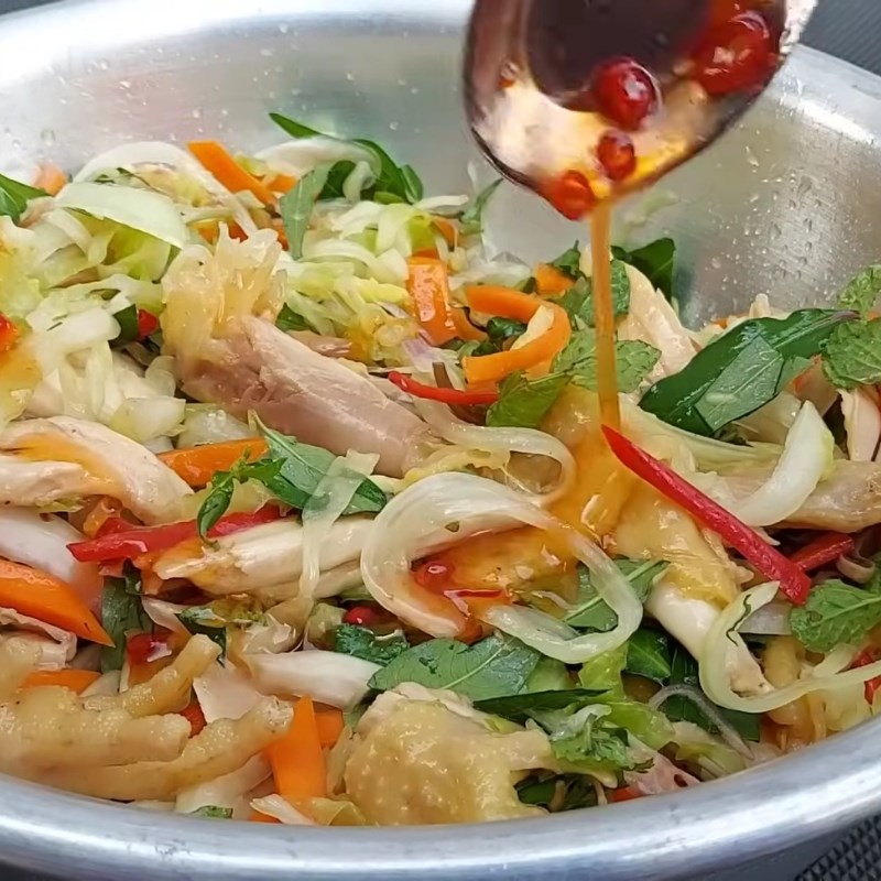 Bước 3 Pha nước sốt và trộn gỏi gà chua ngọt Gỏi gà chua ngọt