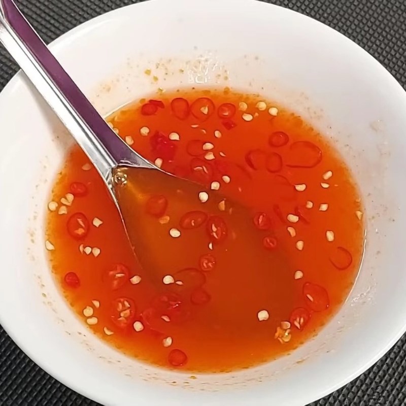 Bước 3 Pha nước sốt và trộn gỏi gà chua ngọt Gỏi gà chua ngọt