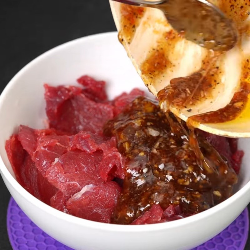 Bước 2 Pha sốt ướp thịt bò đậm đà Bún bò xào