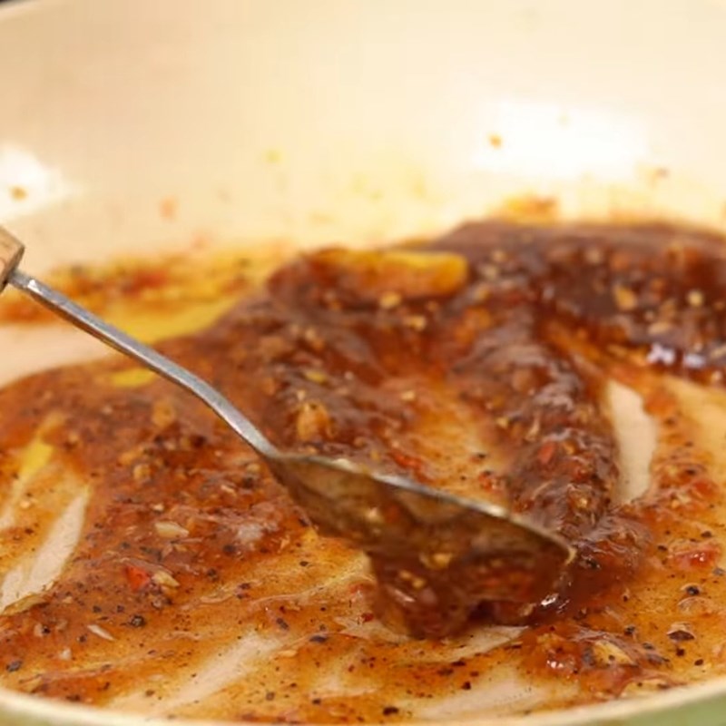 Bước 2 Pha sốt ướp thịt bò đậm đà Bún bò xào