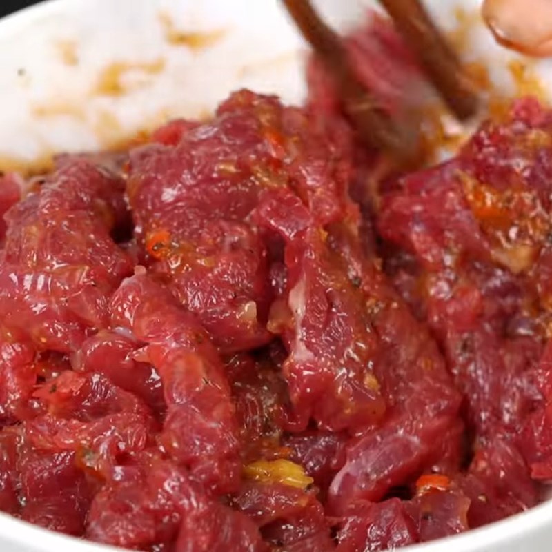 Bước 2 Pha sốt ướp thịt bò đậm đà Bún bò xào