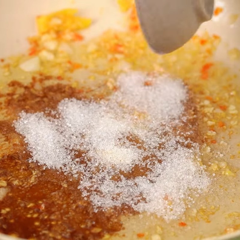 Bước 2 Pha sốt ướp thịt bò đậm đà Bún bò xào