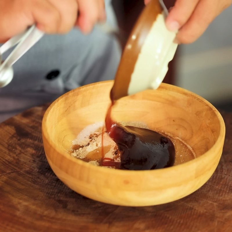 Bước 2 Pha sốt ướp xá xíu đậm đà Thịt xá xíu người Hoa