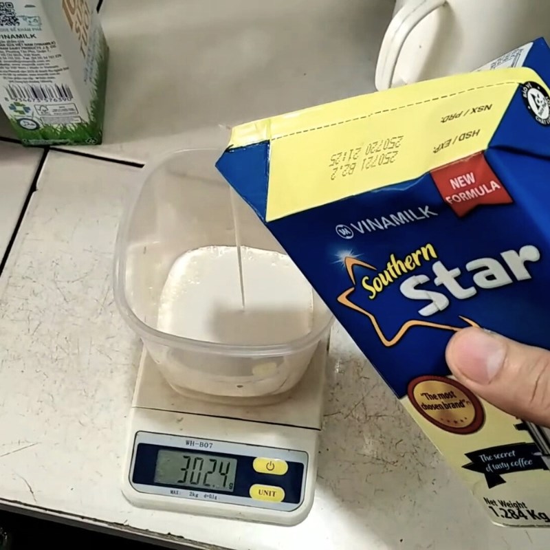 Bước 1 Pha trộn hỗn hợp kem cheese Kem cheese mặn từ kem pha chế