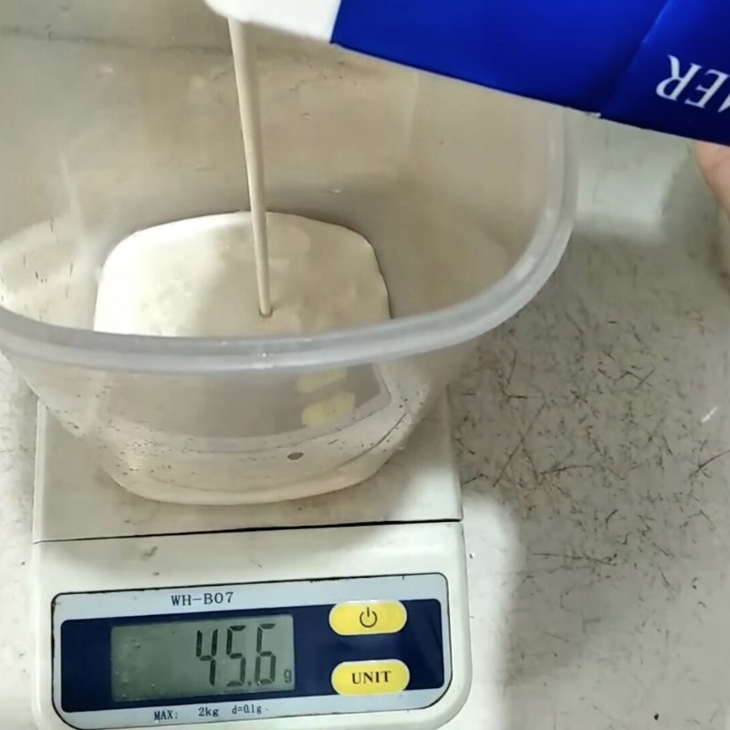 Bước 1 Pha trộn hỗn hợp kem cheese Kem cheese mặn từ kem pha chế