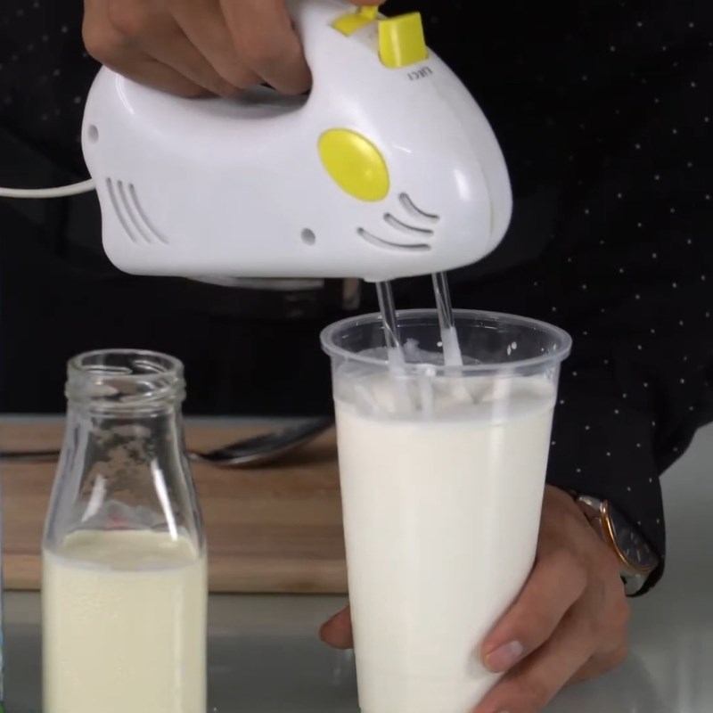 Bước 1 Pha và đánh hỗn hợp sữa tươi bột kem cheese Kem cheese mặn từ whipping cream