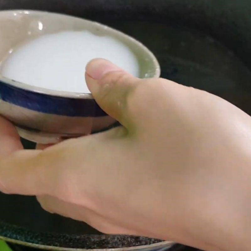 Bước 3 Pha và làm sốt cam sánh mịn Cá hồi sốt cam cho bé