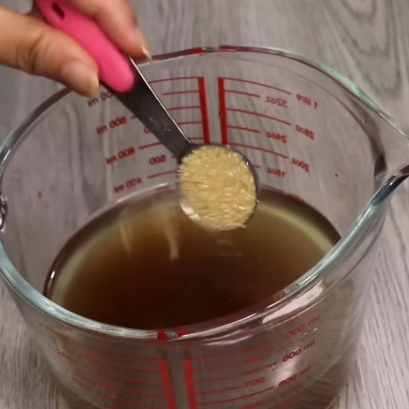 Bước 4 Pha và xào sốt mì xào giòn Cách làm mì xào giòn người Hoa