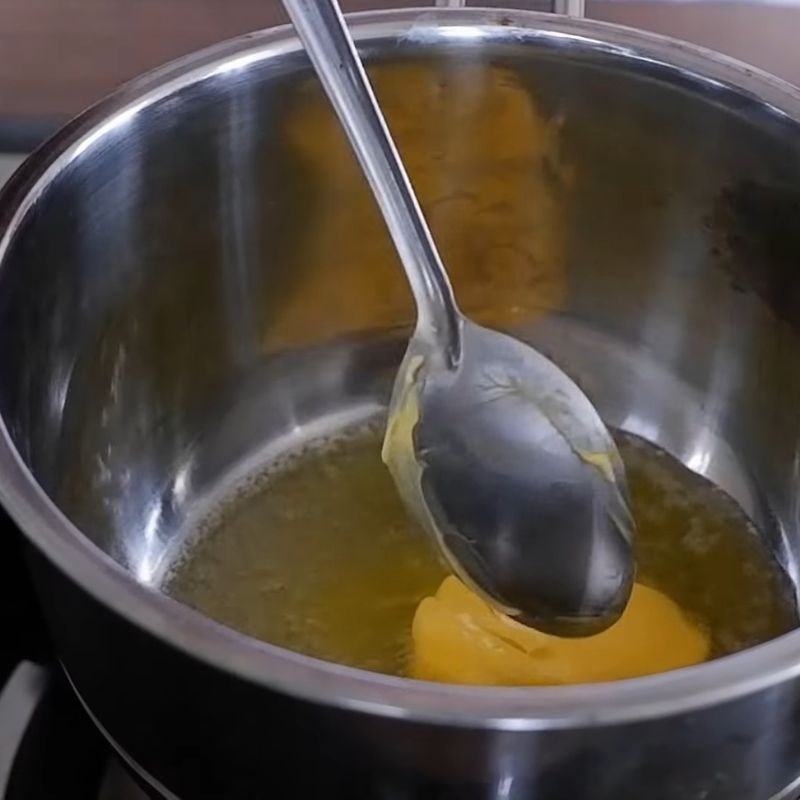 Bước 2 Phi đầu hành Sốt bánh mì nướng muối ớt