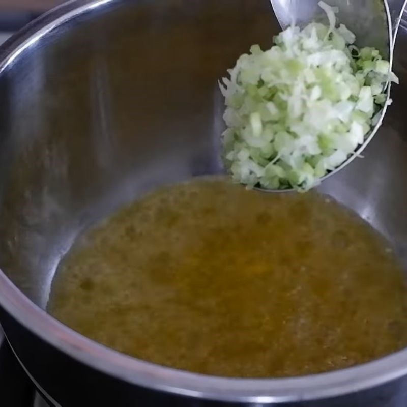 Bước 2 Phi đầu hành Sốt bánh mì nướng muối ớt