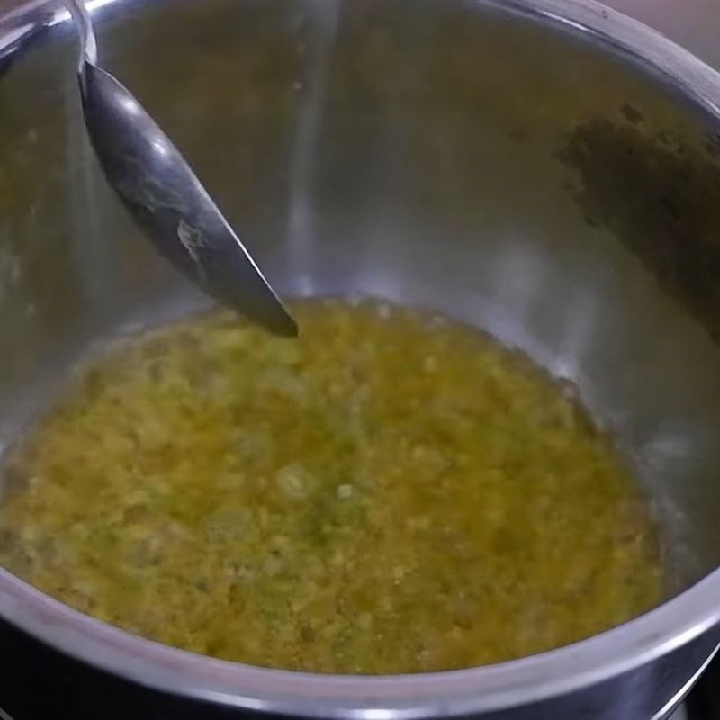 Bước 2 Phi đầu hành Sốt bánh mì nướng muối ớt