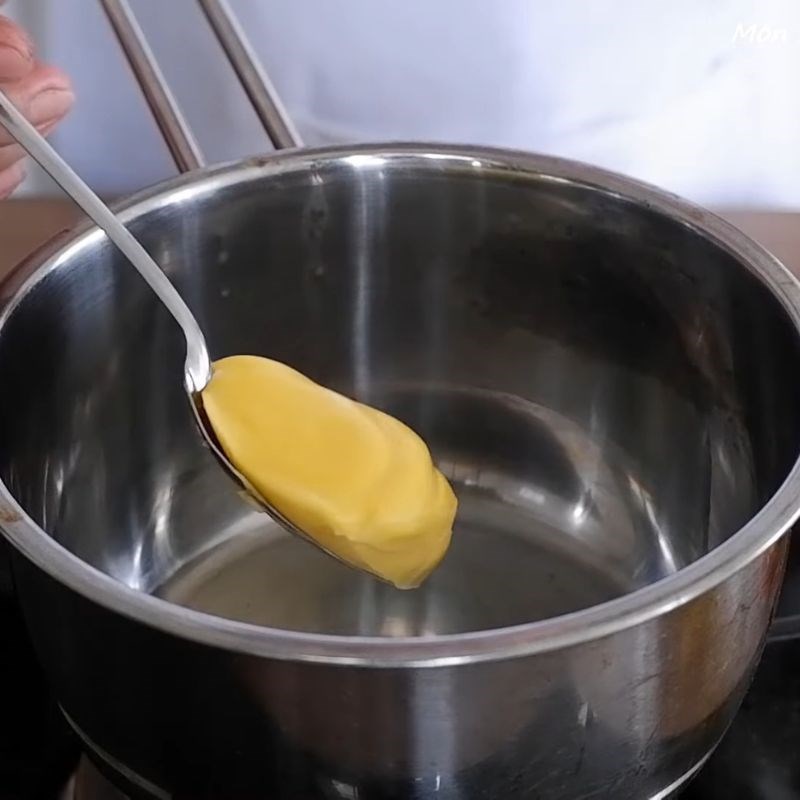 Bước 2 Phi đầu hành Sốt bánh mì nướng muối ớt