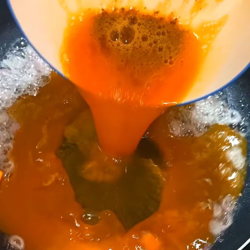 Bước 3 Phi thơm hành và chiên trứng vàng giòn Cách chiên trứng ngon