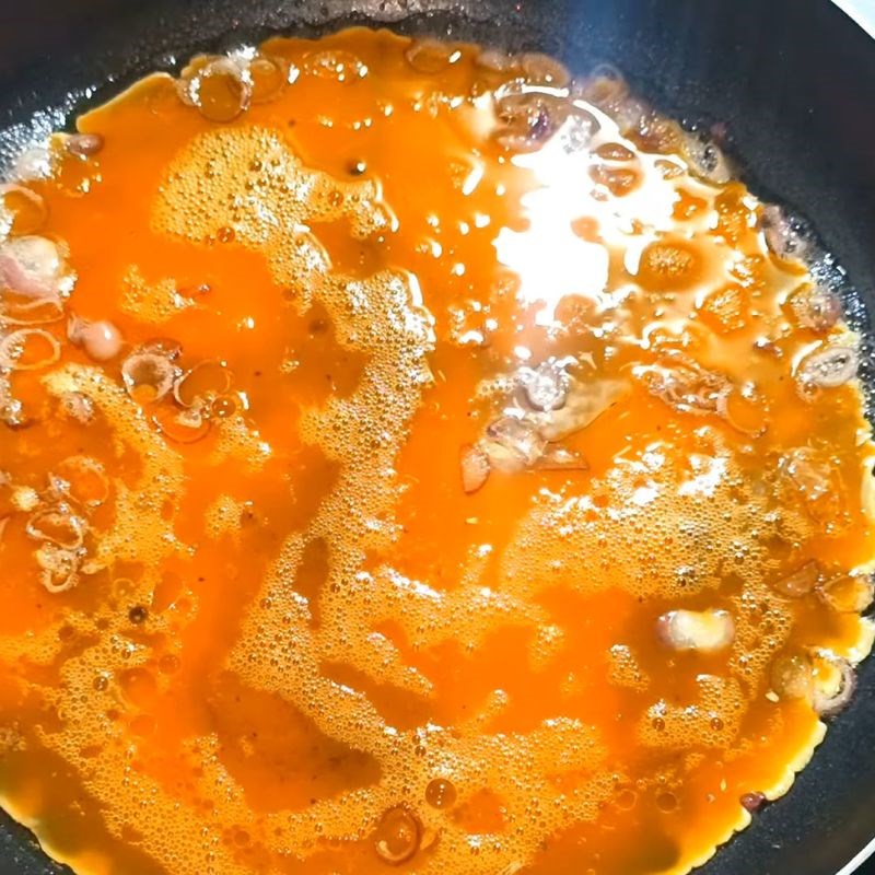Bước 3 Phi thơm hành và chiên trứng vàng giòn Cách chiên trứng ngon