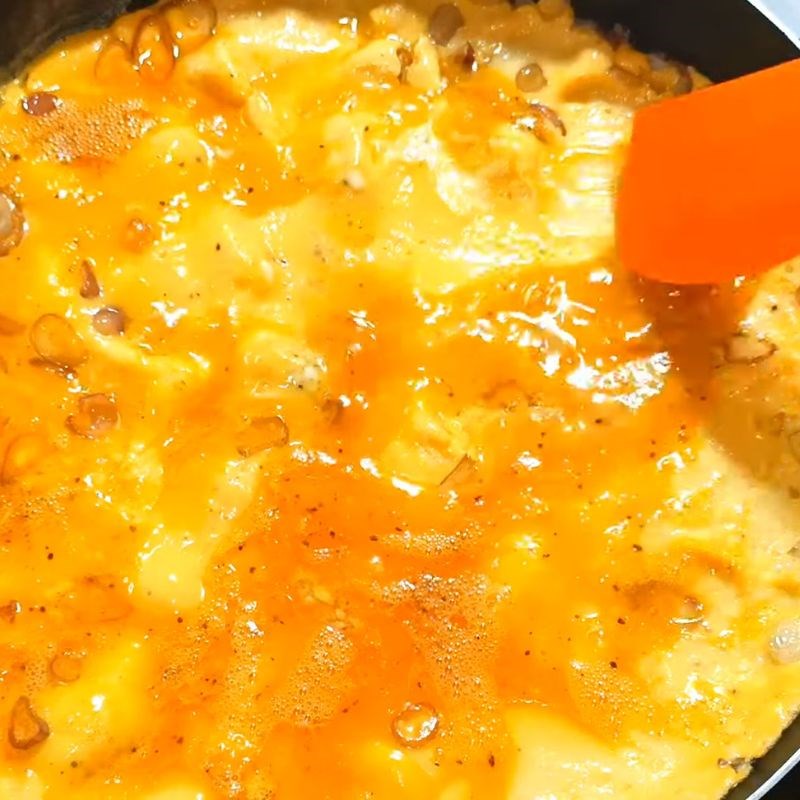 Bước 3 Phi thơm hành và chiên trứng vàng giòn Cách chiên trứng ngon