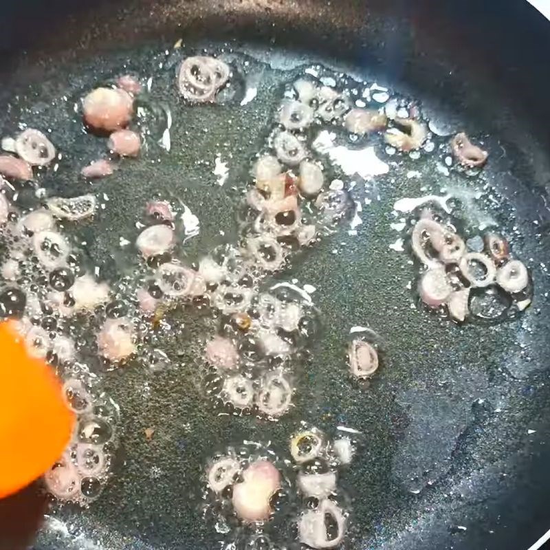 Bước 3 Phi thơm hành và chiên trứng vàng giòn Cách chiên trứng ngon