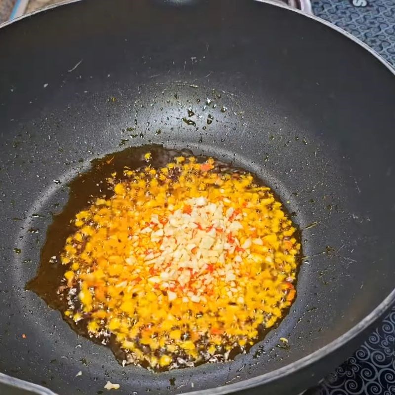 Bước 3 Phi thơm tỏi ớt Tép khô rang mặn ngọt