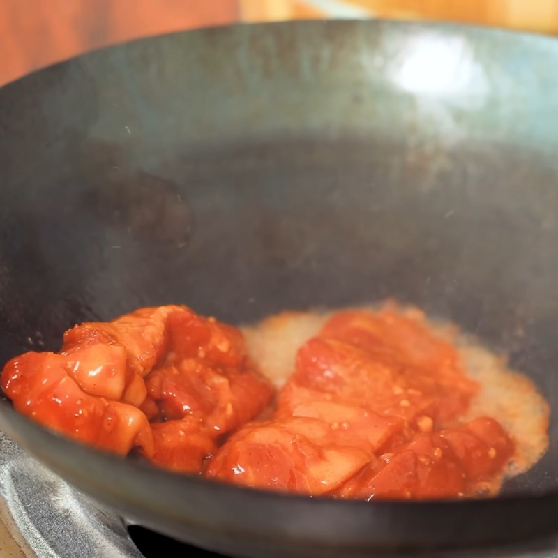 Bước 4 Quay thịt xá xíu bằng chảo Thịt xá xíu người Hoa