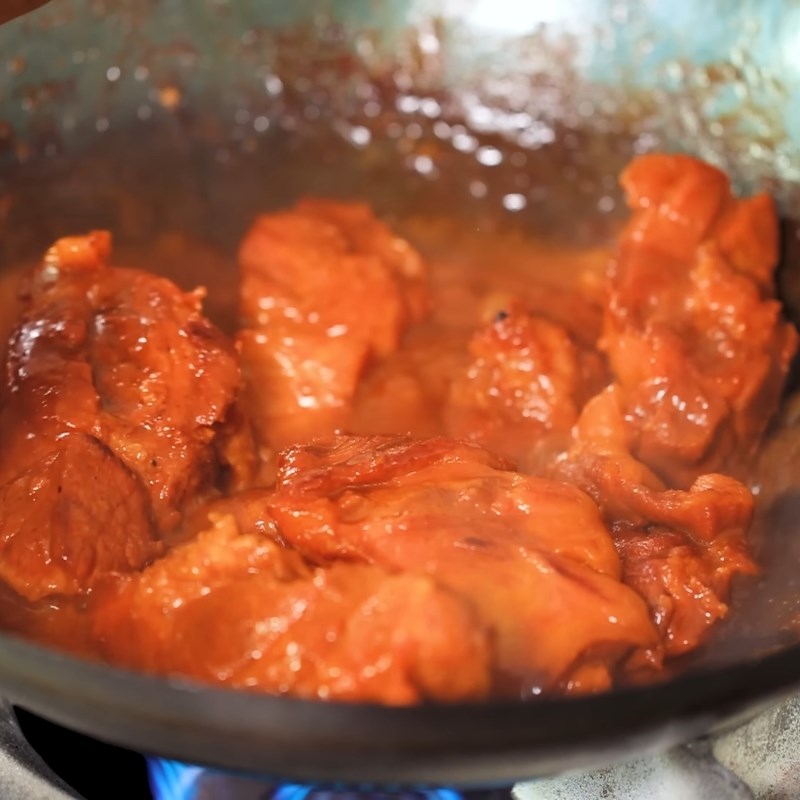 Bước 4 Quay thịt xá xíu bằng chảo Thịt xá xíu người Hoa