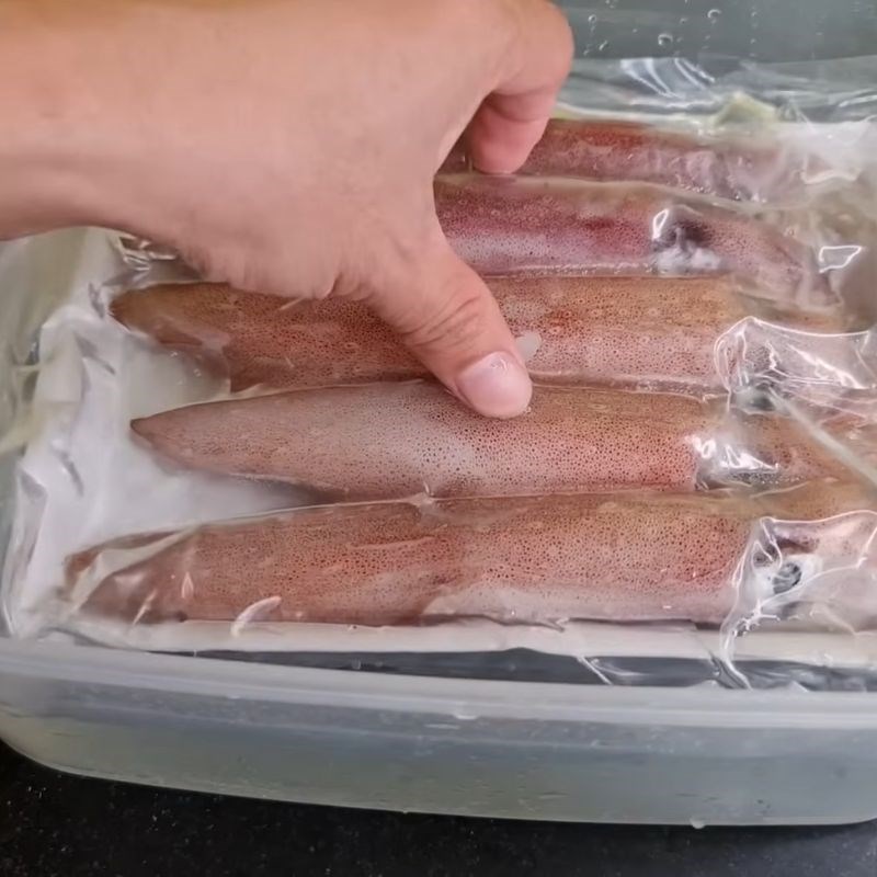 Bước 1 Rã đông và sơ chế mực ống Mực xào hành tây cần tây cà chua