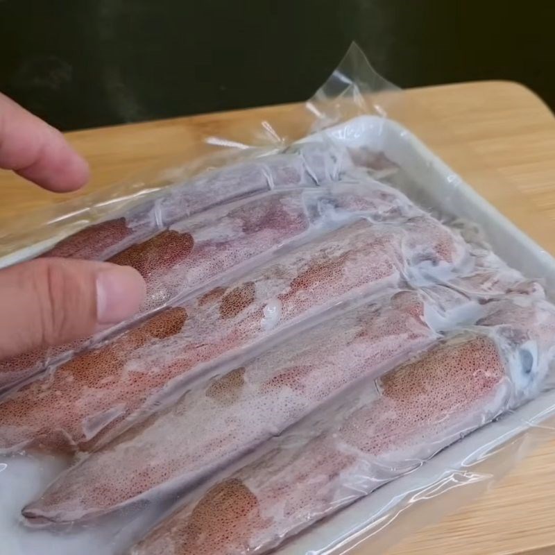 Bước 1 Rã đông và sơ chế mực ống Mực xào hành tây cần tây cà chua