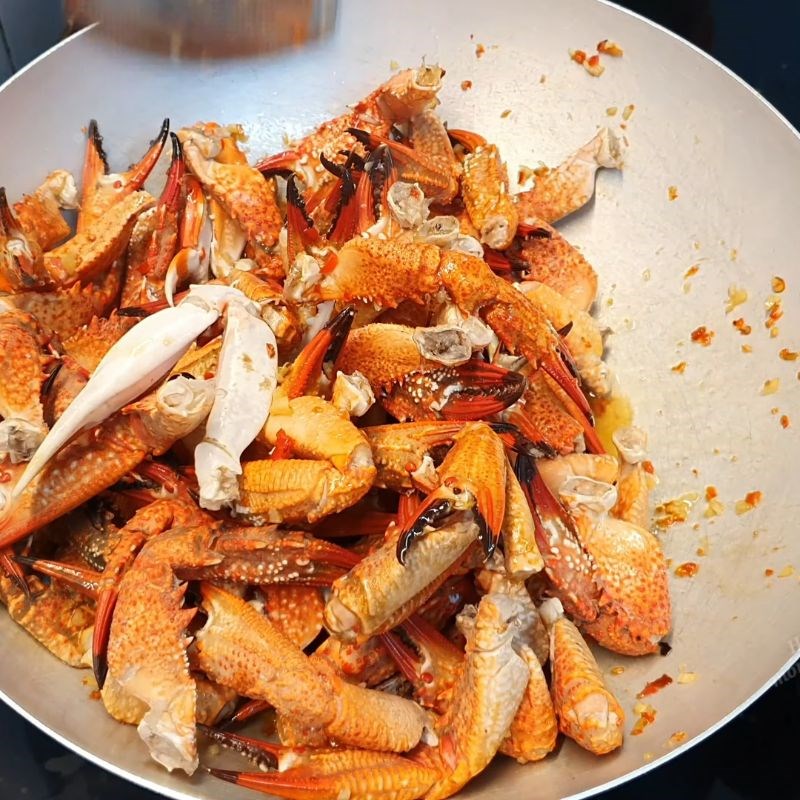 Bước 4 Rang càng ghẹ với sốt muối ớt Tây Ninh Càng ghẹ rang muối