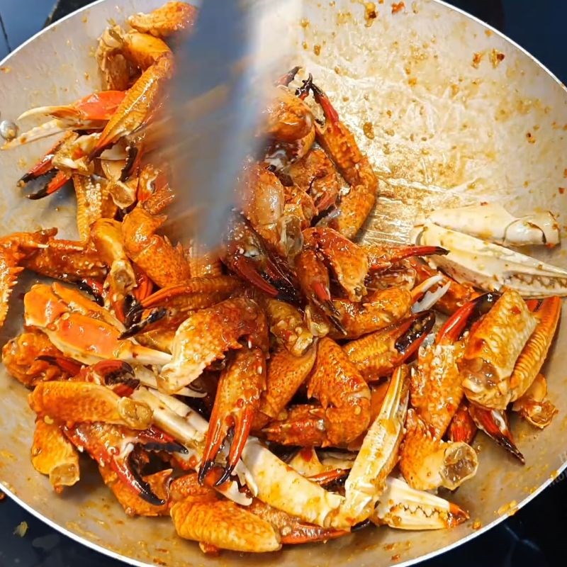 Bước 4 Rang càng ghẹ với sốt muối ớt Tây Ninh Càng ghẹ rang muối