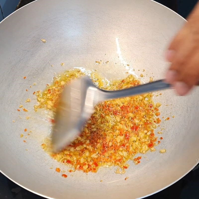 Bước 4 Rang càng ghẹ với sốt muối ớt Tây Ninh Càng ghẹ rang muối